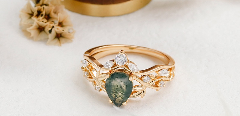 Close-up of moss agate ring with fern-like inclusions