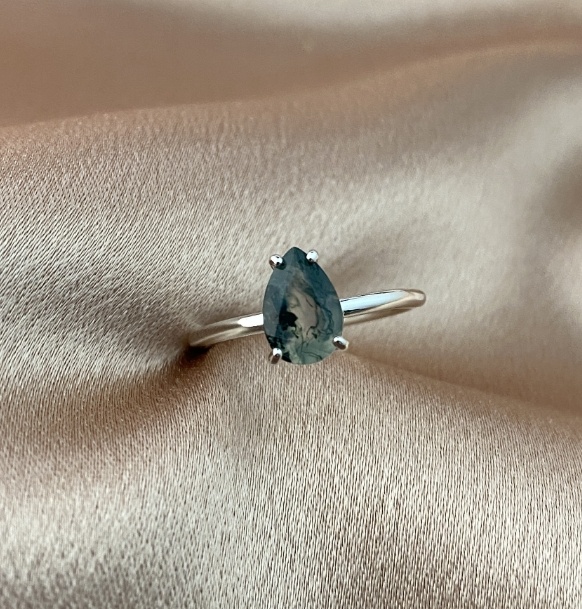 Top view of finished moss agate ring